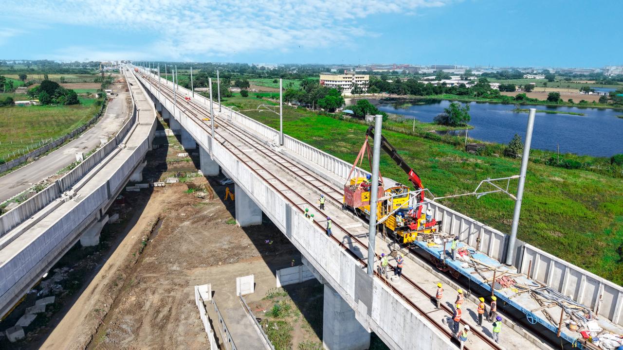 ムンバイ〜アーメダバード高速鉄道回廊に沿って、架線電化（OHE）工事が進行中です。